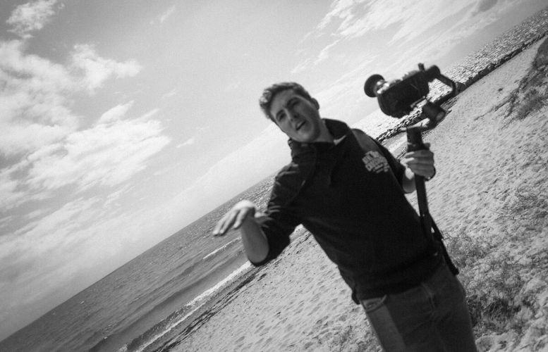 Kameramann der Werbefilmproduktion Düsseldorf am Strand