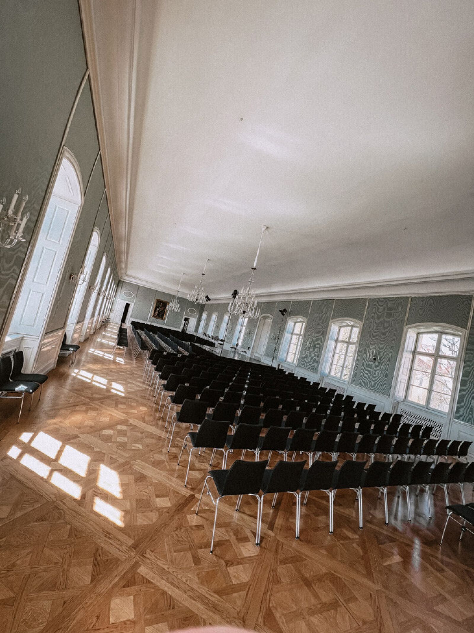Saal mit Stühlen | Filmproduktion Düsseldorf