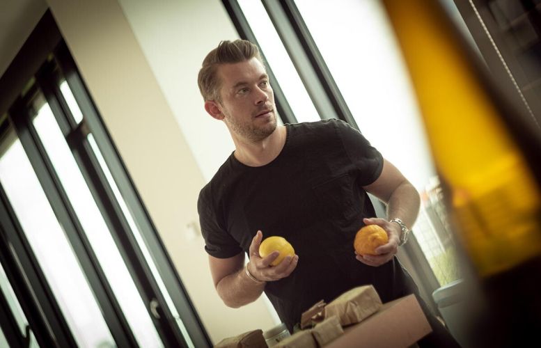 Mann mit Citrusfrüchten am Set der Werbefilmproduktion Düsseldorf