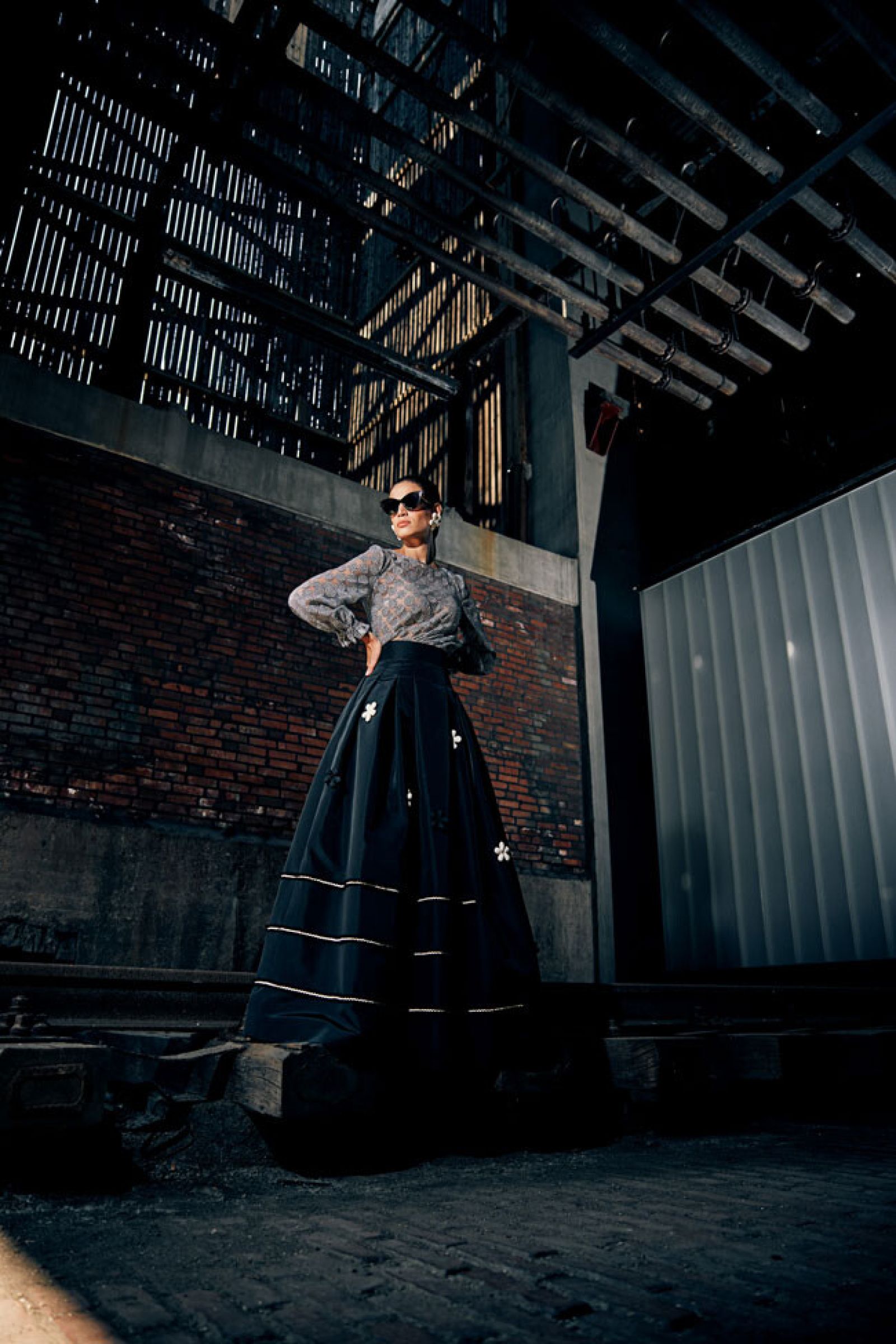 Model mit langem Kleid vor Wand beim Dreh der Werbefilmproduktion Düsseldorf